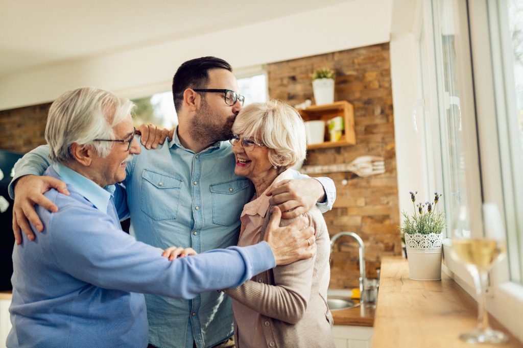 Família multigeneracional se abraçando em um ambiente aconchegante